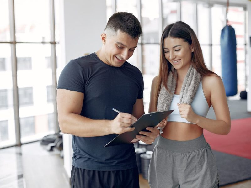 El auge del entrenador personal en España transformación del bienestar y la salud