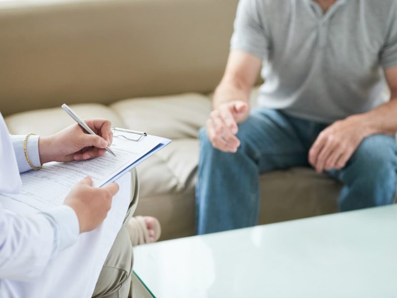 La importancia de acceder a la terapia psicológica sin barreras económicas en la sociedad actual